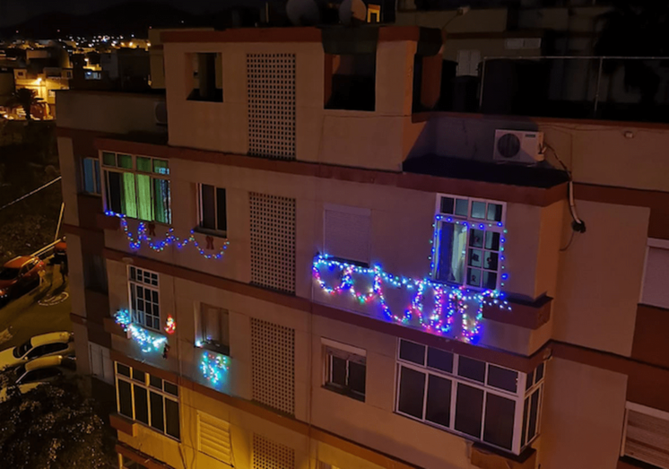 Muchos balcones del barrio lucen elementos decorativos propios de la Navidad (Foto TA)